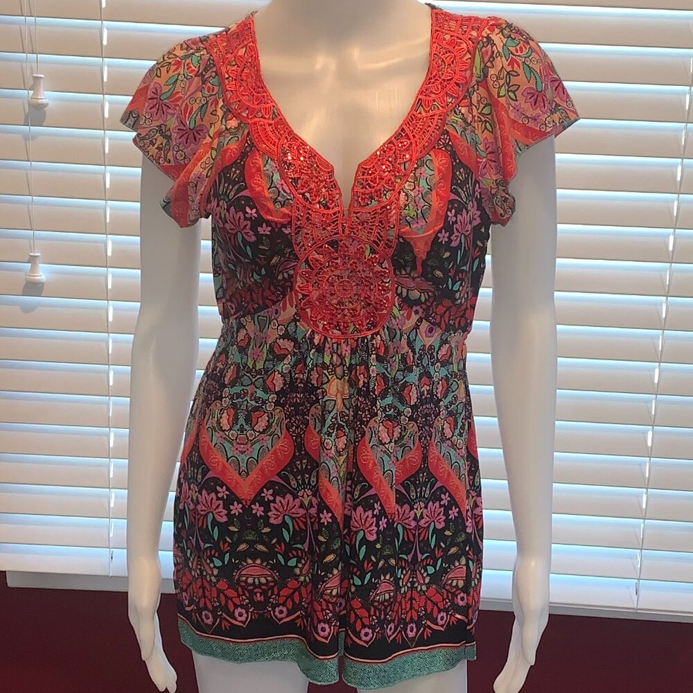 Beautiful EUC Covington Women's V-Neck Short Sleeve Top Size Medium Multicolored